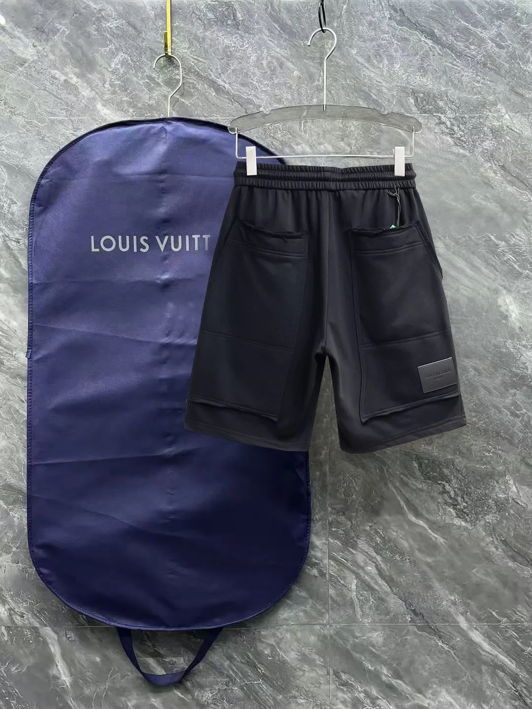 Balenciaga's three-standard complete 2026 summer New Arrival men's casual shorts, advanced custom-made Breathable fabric, Breathable fabric, extremely stretchy and comfortable, impeccable details, top-grade accessories, original logo design concept, delicate and soft feel! The upper body fit is awesome! Size: M-XXXL Please state your height and weight when ordering